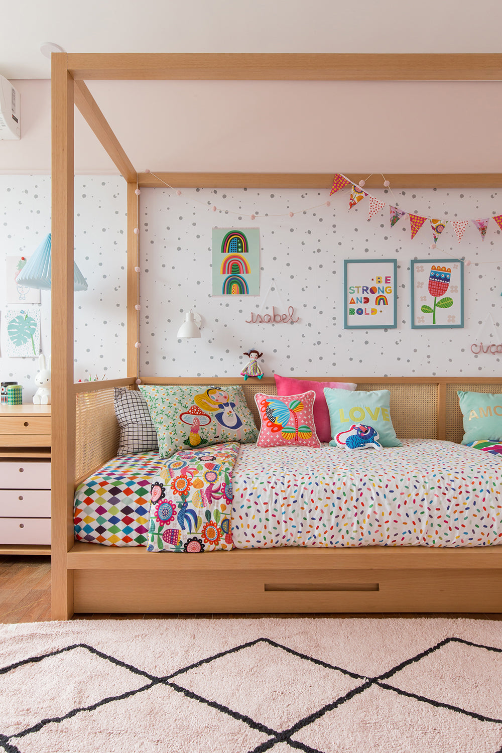 cama infantil com roupa de cama estampada