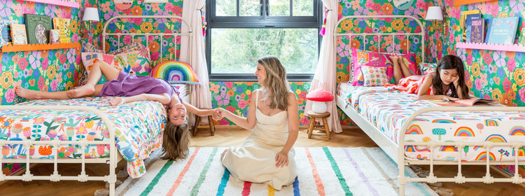 Quarto de menina com papel de parede floral para duas filhas de Thais Carballal com decoração MOOUI.