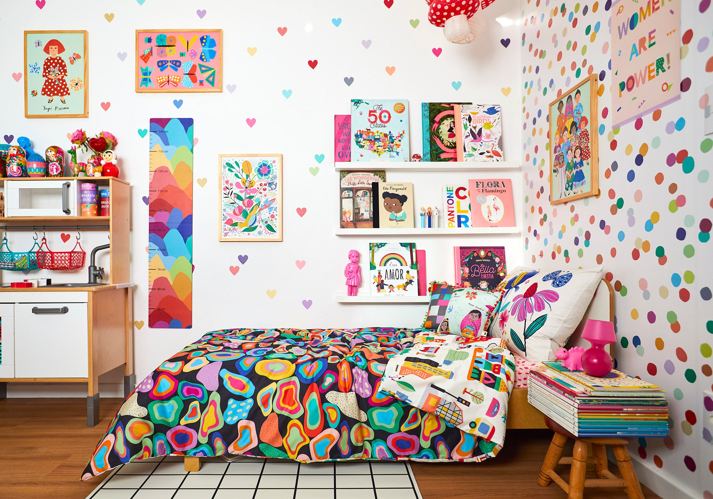 quarto de menina e menino juntos com papel de parede
